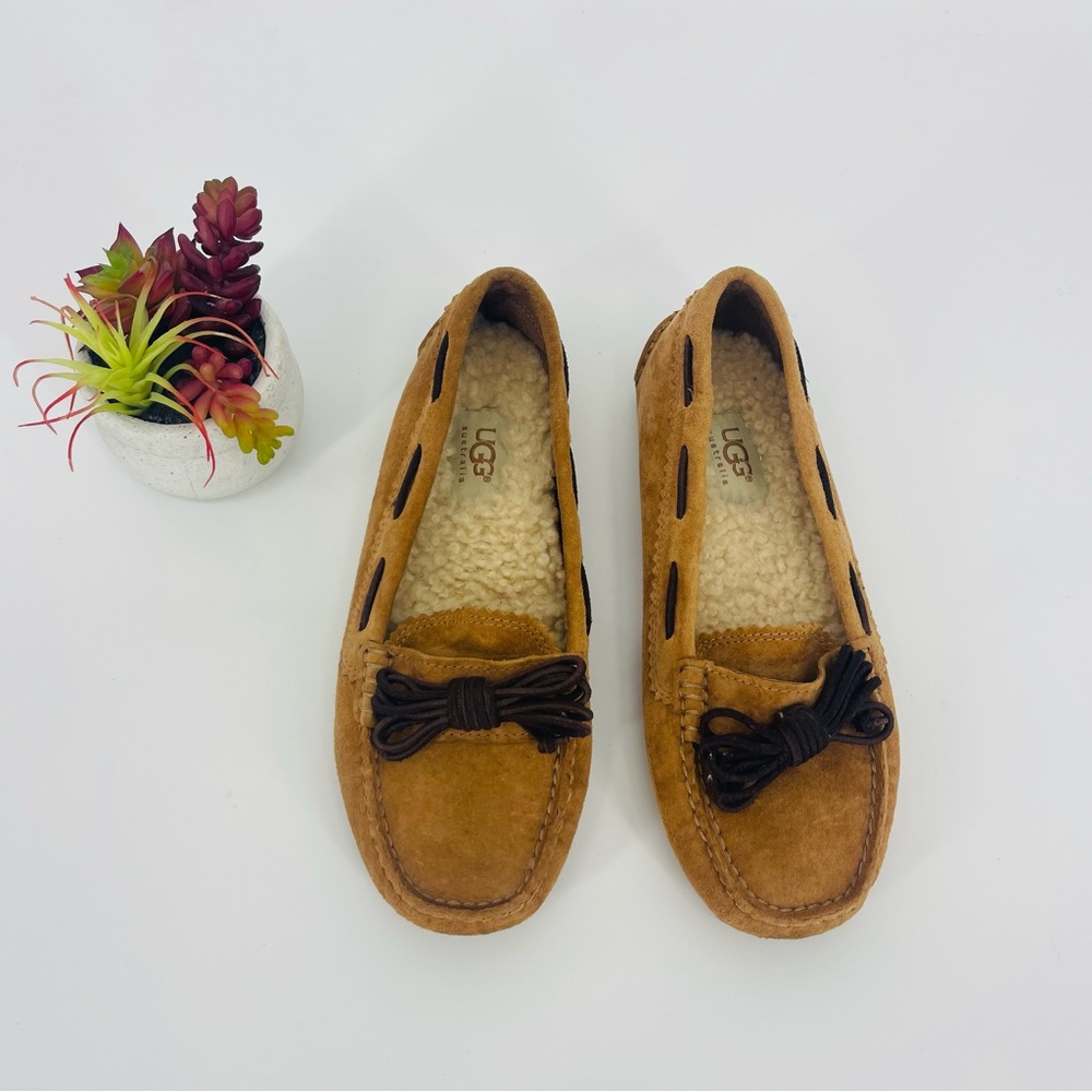 UGG Meena Moccasin Flat Shoes Slippers Tan Suede Bow Size 5.